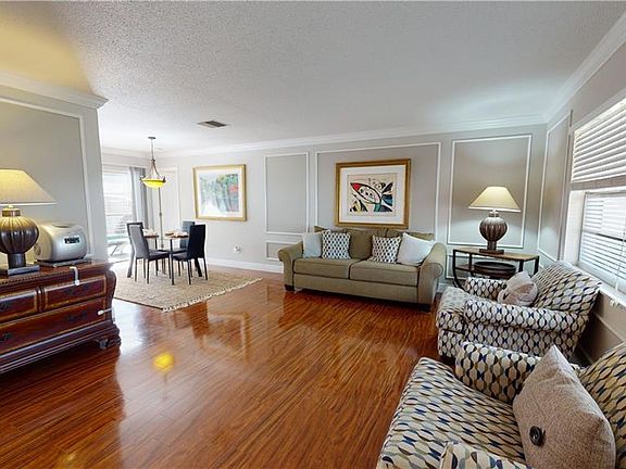 5th image of 411 Maplewood Dr