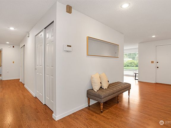 spacious entry>