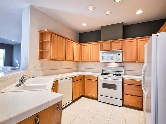3rd image of 820 Monarch Ln