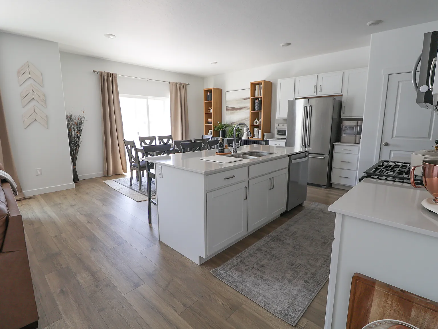3 bed, 2.5 bath, 2400 sqft, $2,700 — Photo 3