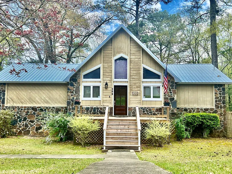 208 Timberlake Dr — Photo 1
