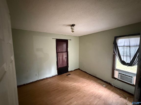 5th image of 1353 N Valley Ave