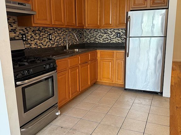 3rd image of 1108 Halsey St #2