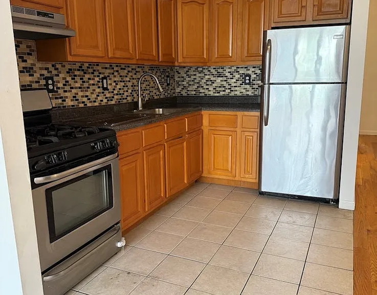 1108 Halsey St #2 — Photo 3