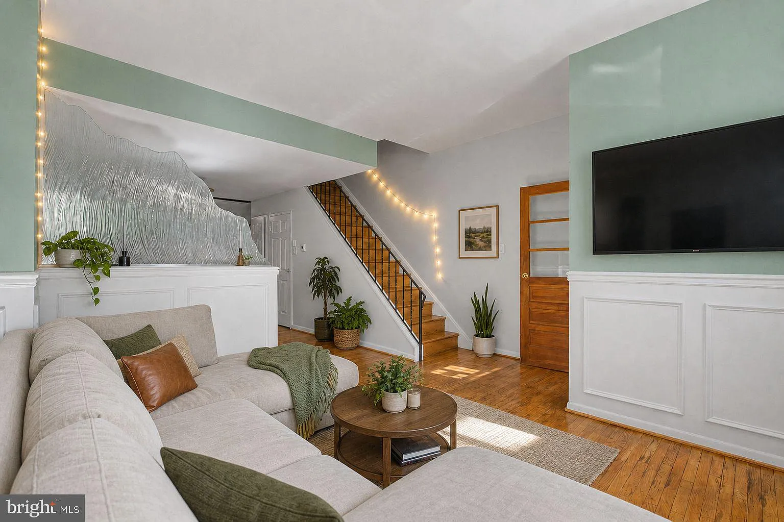 5 bed, 2.0 bath, 1800 sqft, $2,995 — Photo 3