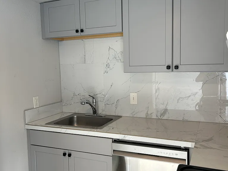 950 NW Hobart Ave — Photo 4