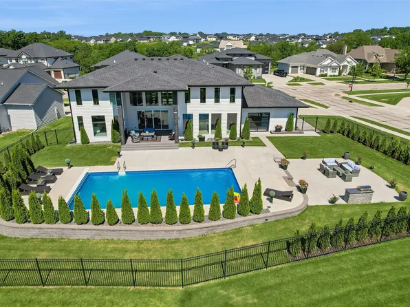 17466 Berkshire Pkwy, Clive, IA 50325
