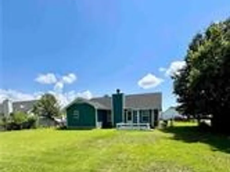 108 Cypress Dr — Photo 2
