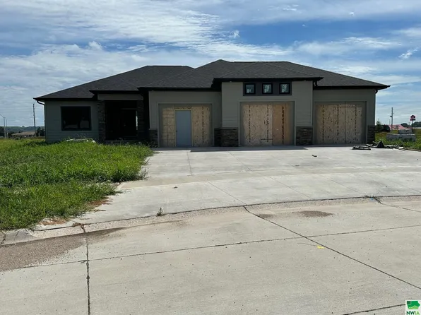 911 Cattail Ct, North Sioux City, SD 57049
