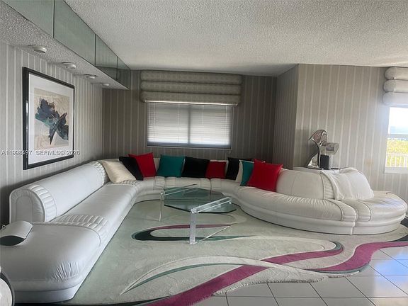 4th image of 300 Bayview Dr APT 516