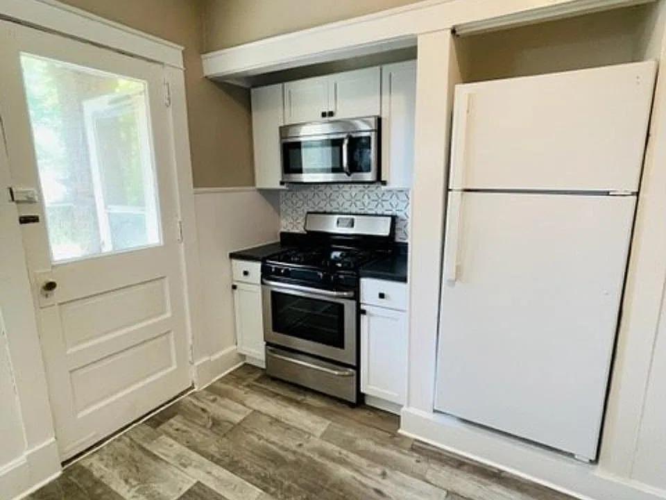 4039 Superior Ave #1