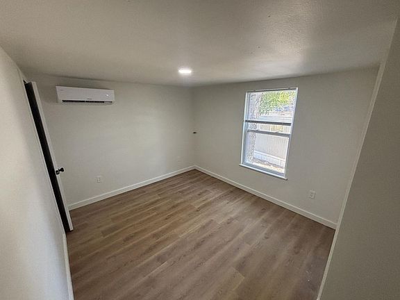 4th image of 1040 Harding Blvd #10