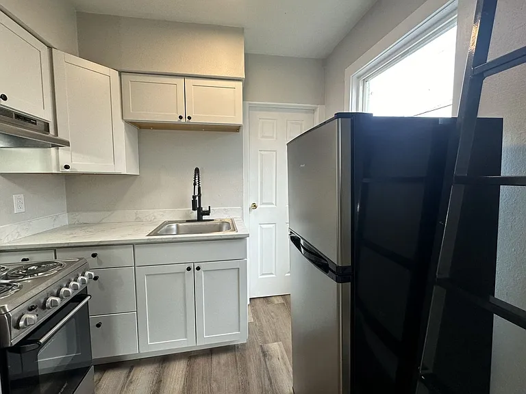 2317 Grand- 5 Unit — Photo 10