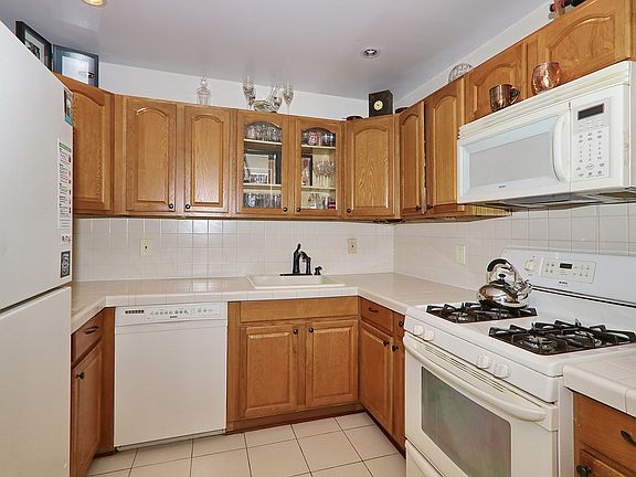 3rd image of 192 Burnett Ave #C0018