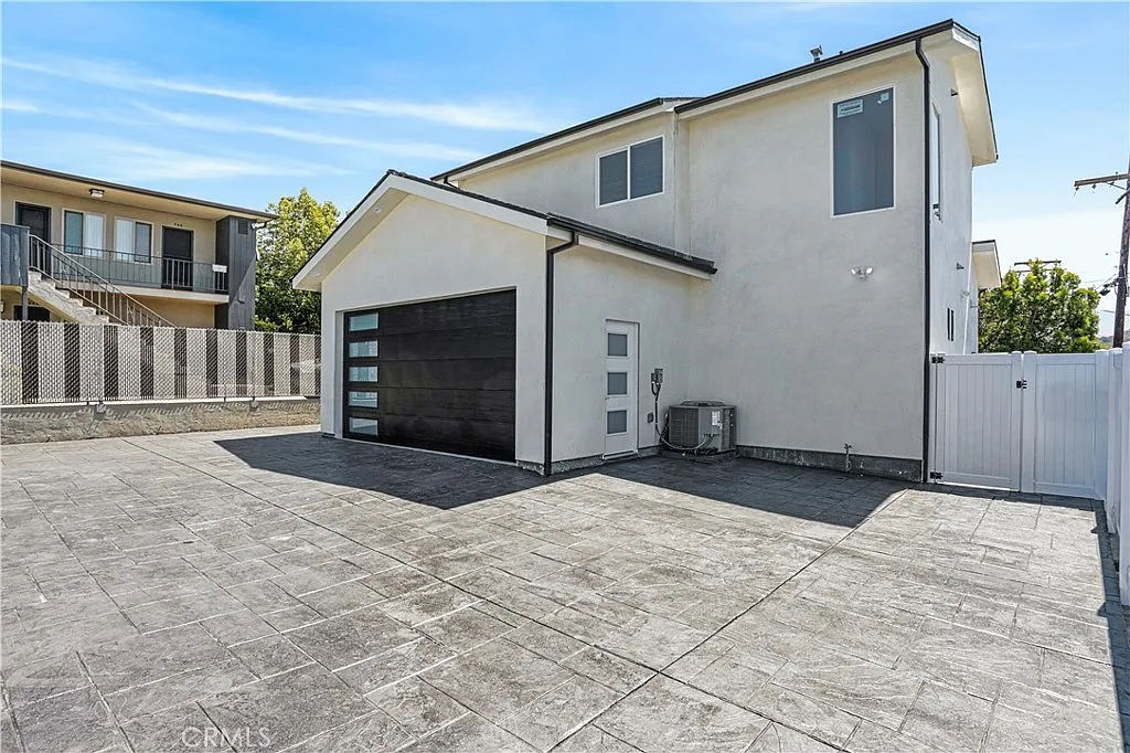 3 bed, 2.5 bath, 1500 sqft, $4,750 — Photo 2