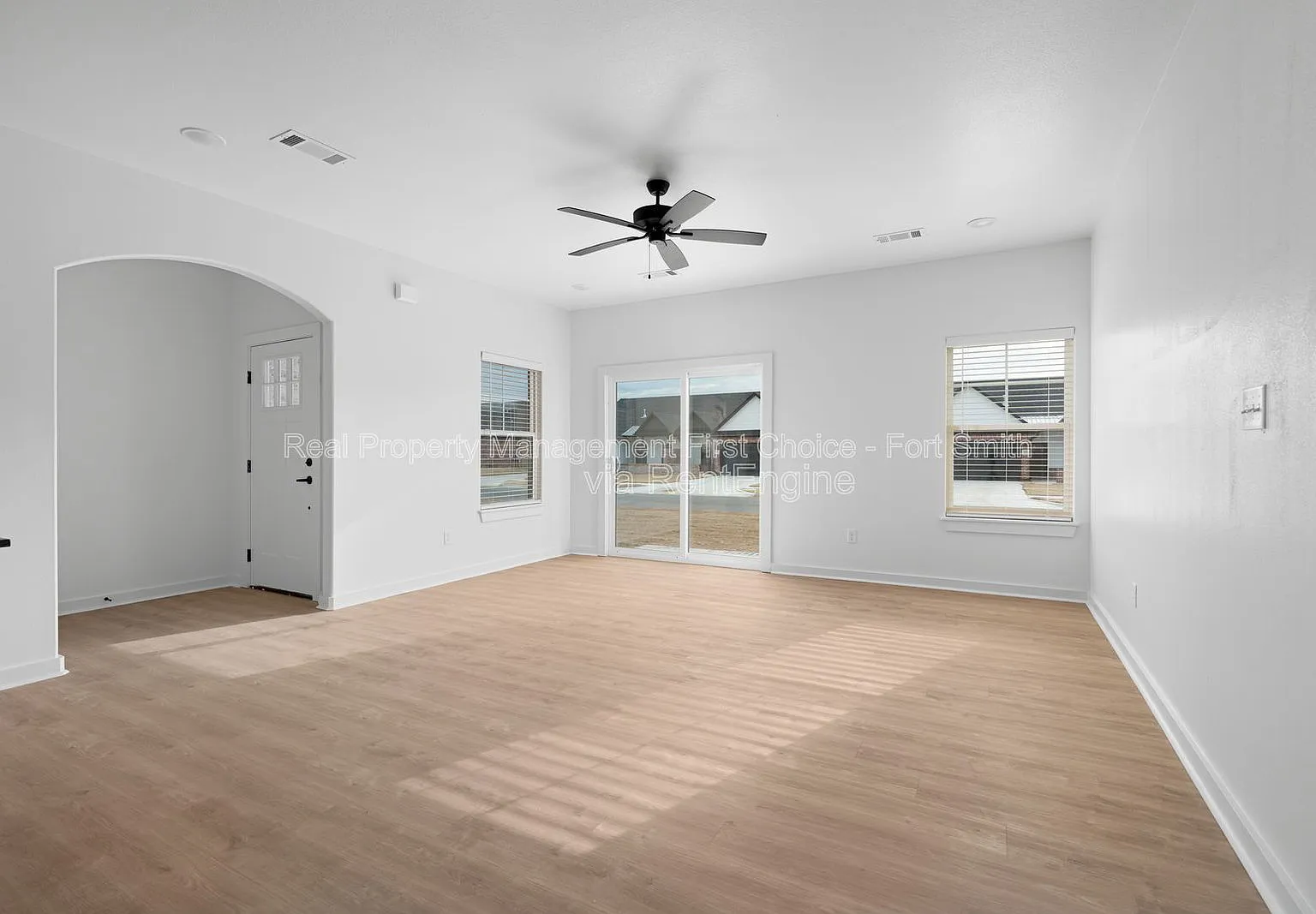 3 bed, 2.0 bath, 1399 sqft, $1,550 — Photo 2