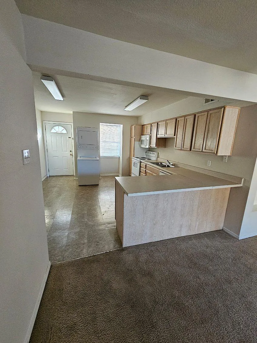 2 bed, 900 sqft, $1,200 — Photo 2