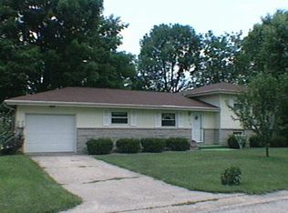 23 Circle Dr, Charleston, IL 61920