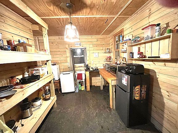 4th image of 424 W 3rd St