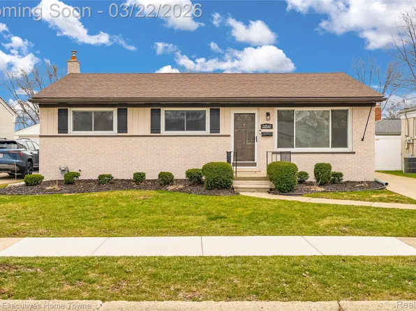 32547 Birkshire St, Saint Clair Shores, MI 48082