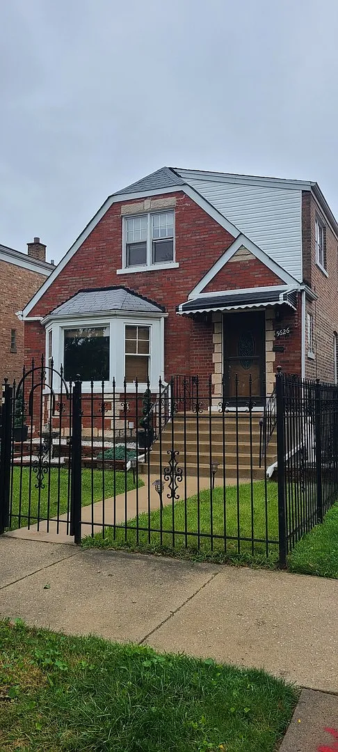 5626 S Washtenaw Ave photo 1