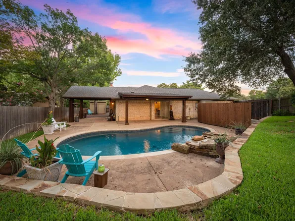 902 Elmwood Ct, Euless, TX 76039