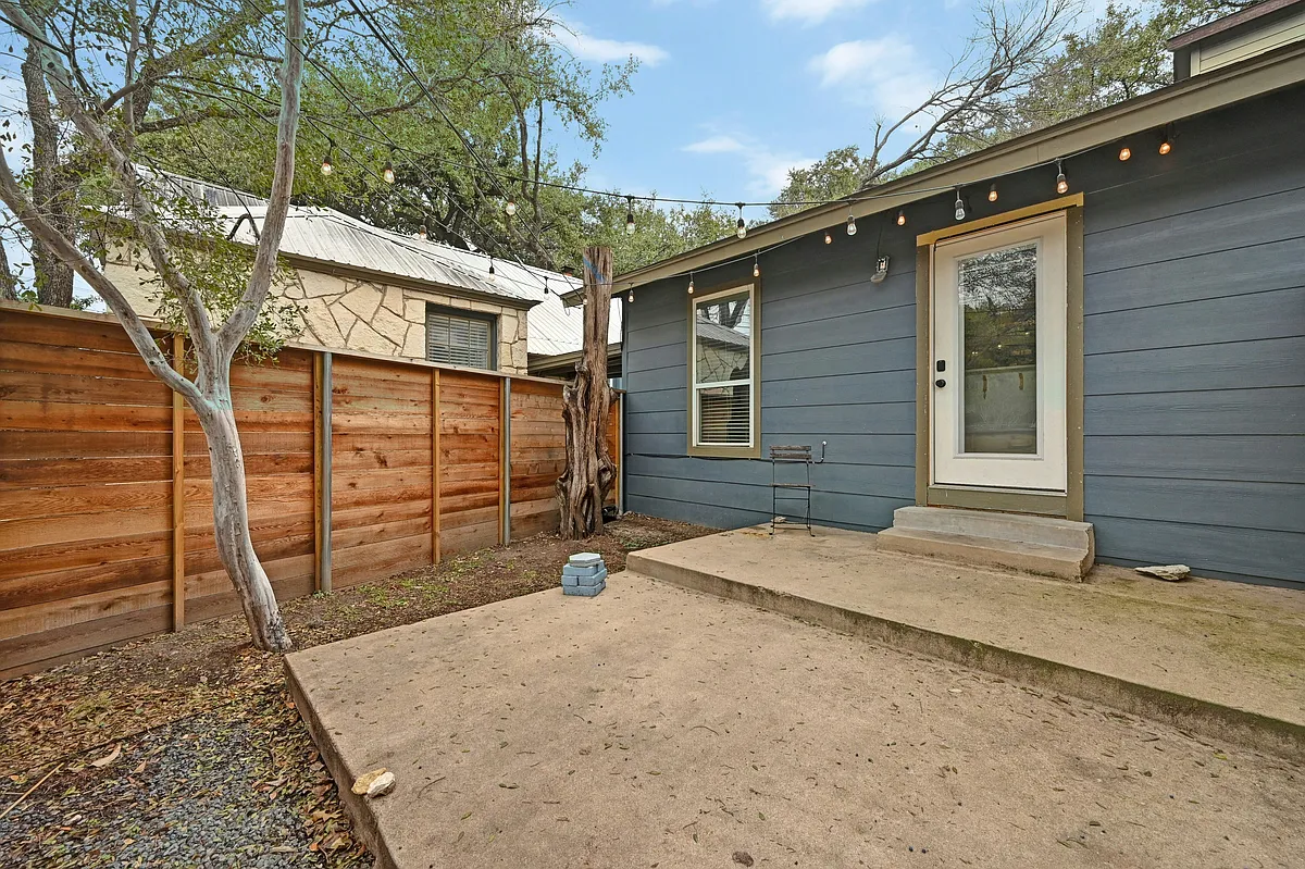 Building Photo - 1103 Kenwood Ave #A