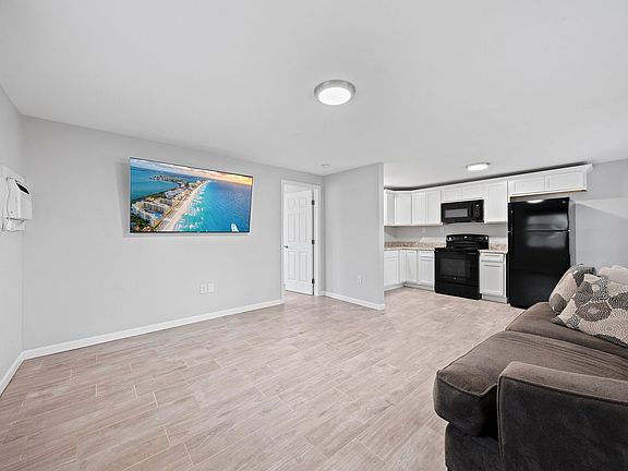 4th image of 718 Eglin Pkwy NE APT 1