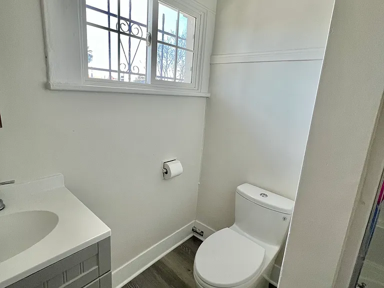 3990 S Normandie Ave — Photo 10