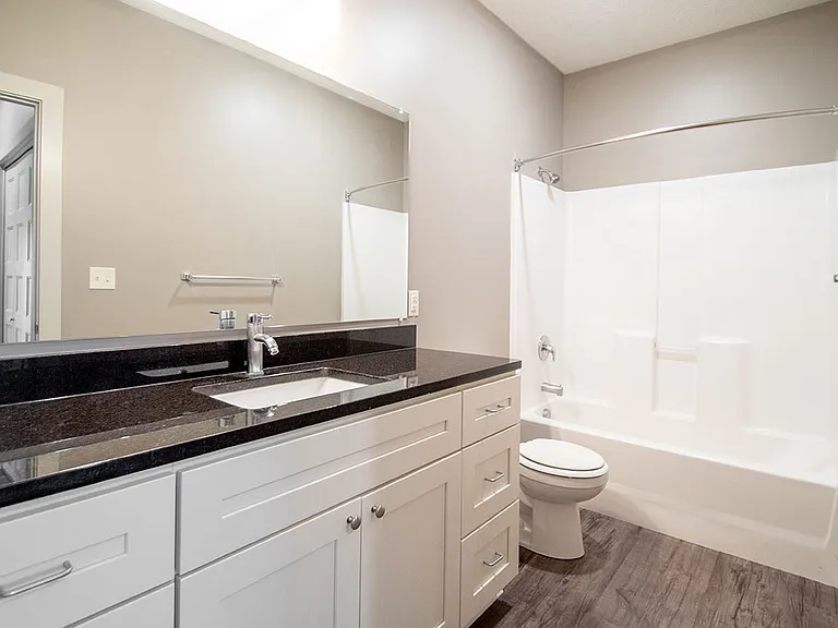 Large modern bathroom at Avenue 204.