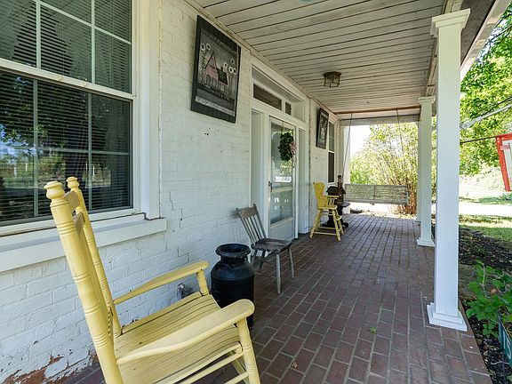 3rd image of 1568 Parkersburg Tpke