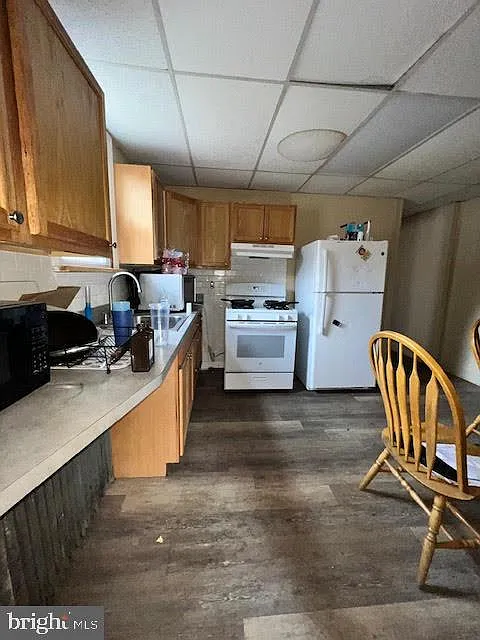 2 bed, 1.0 bath, 900 sqft, $2,400 — Photo 2