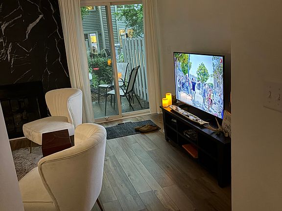 5th image of 1056 Lakewood Cir #4