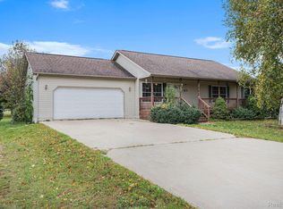 5806 Cobblestone Dr, North Branch, MI 48461