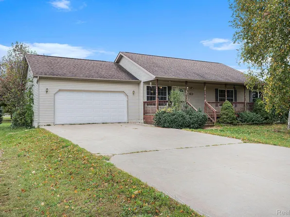5806 Cobblestone Dr, North Branch, MI 48461