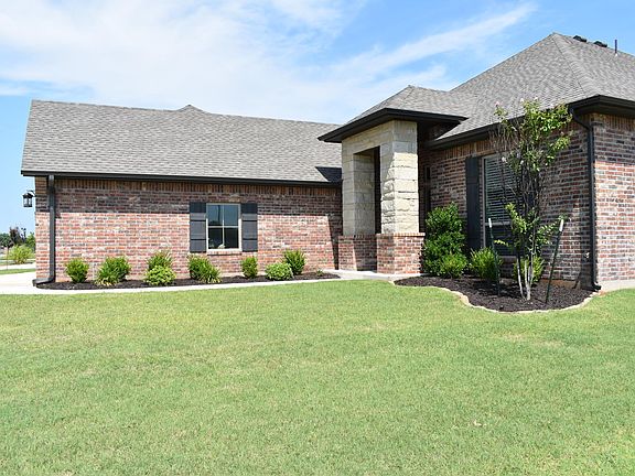 Gorgeous entryway and extra deep 3-car garage. Curb appeal galore! And home sits on a large, corner lot, so neighbors only on one side. Quiet, upscale neighborhood - Siena Ridge - located at the corner of NE 27th and Bryant. Easy access to everywhere!