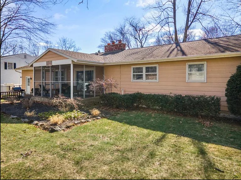4 Lakewood Dr — Photo 2