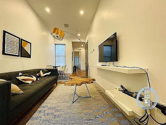 4th image of 481 Chauncey St #3