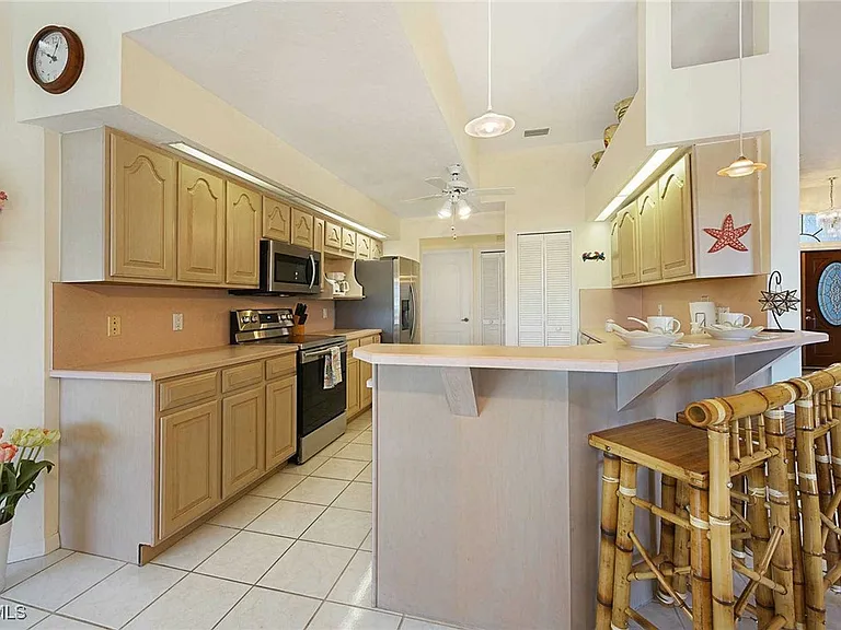 105 SW 39th Pl — Photo 6