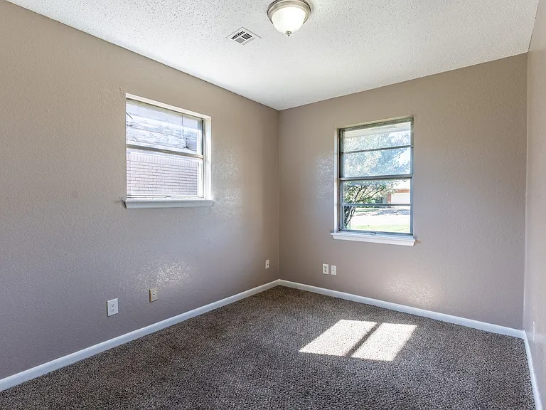 1212 N Janeway Ave — Photo 14