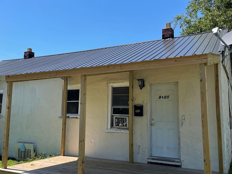 Duplex. One bedroom - one bath- Living room - kitchen - walk in closet- large front porch.