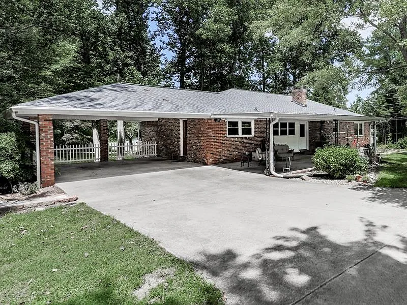 3 bed, 1400 sqft, $1,950 — Photo 1