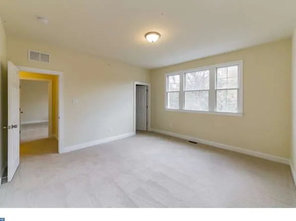 4 Wayfaring Ln, Yardley, PA 19067