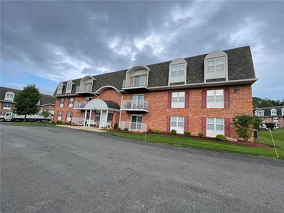 2nd image of 104 Clubhouse Dr