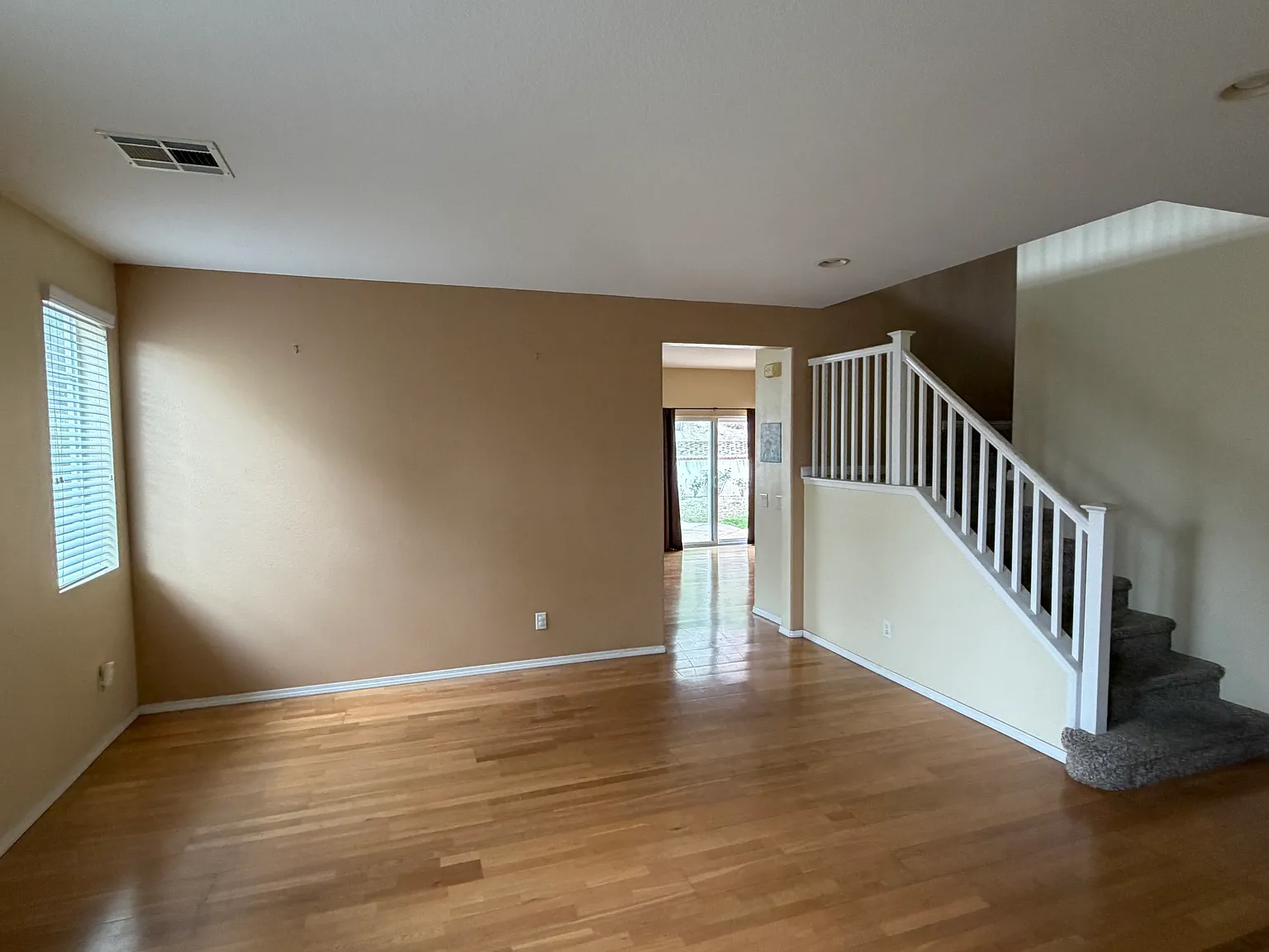 4 bed, 2723 sqft, $4,200 — Photo 2