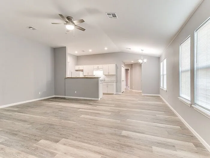 2515 Leeds Ln — Photo 1