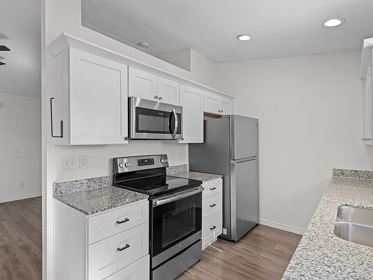 580 Upton Dr — Photo 3