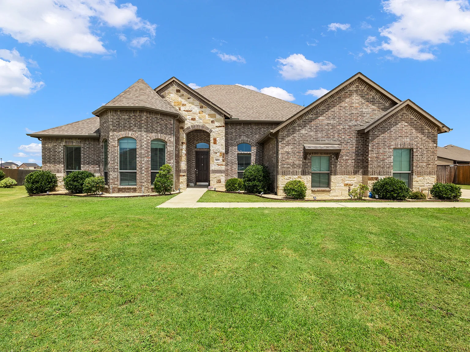 5 bed, 2828 sqft, $3,200 — Photo 2