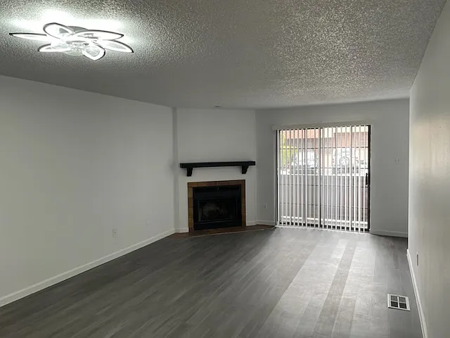 1855 Girard Blvd NE — Photo 3