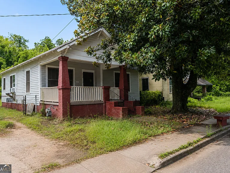 672 Bowden St — Photo 3